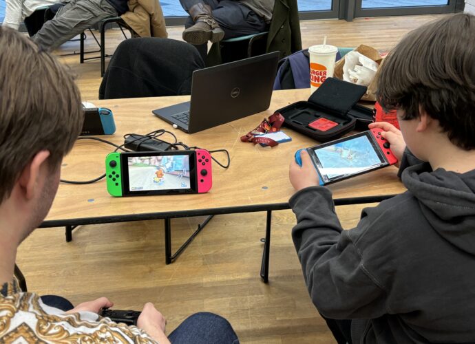 a 1 v1 challenge of Mario Kart from one player to another, on the handheld version of the Switch.