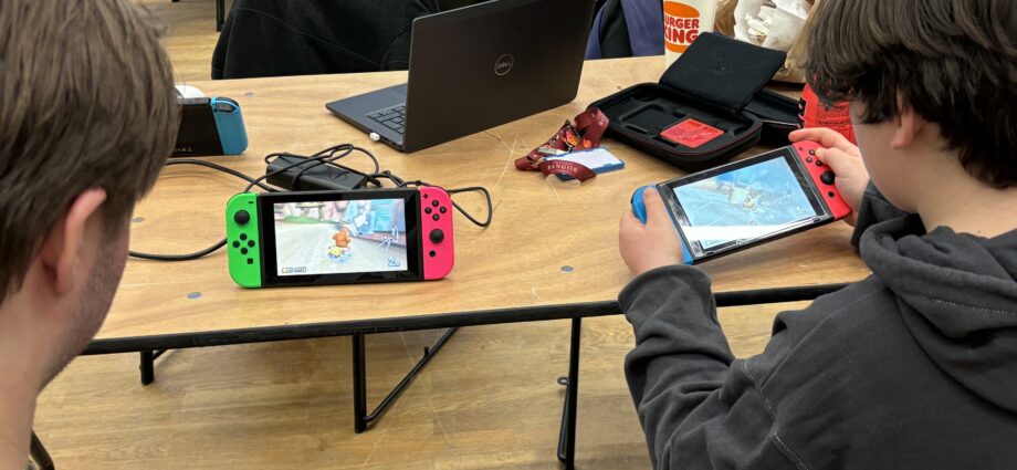 a 1 v1 challenge of Mario Kart from one player to another, on the handheld version of the Switch.