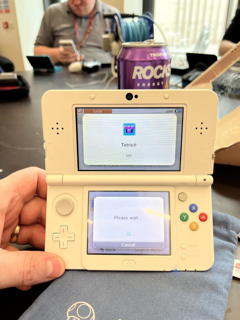 A picture of a 3DS initiating download play of Tetris.
